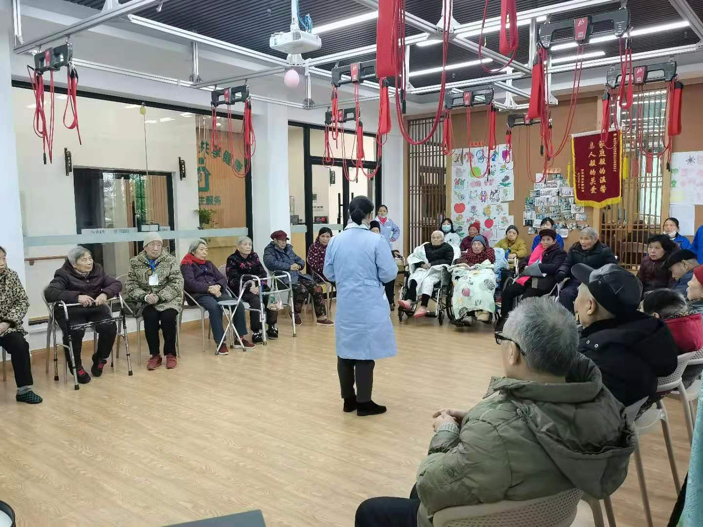 倆寶貝何宗花為老人講課