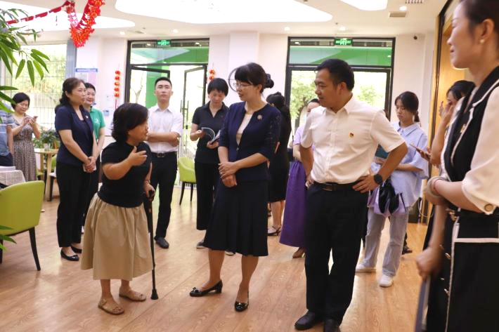 湖南省婦聯(lián)領(lǐng)導(dǎo)一行調(diào)研銀海倆寶貝窯灣長(zhǎng)者之家