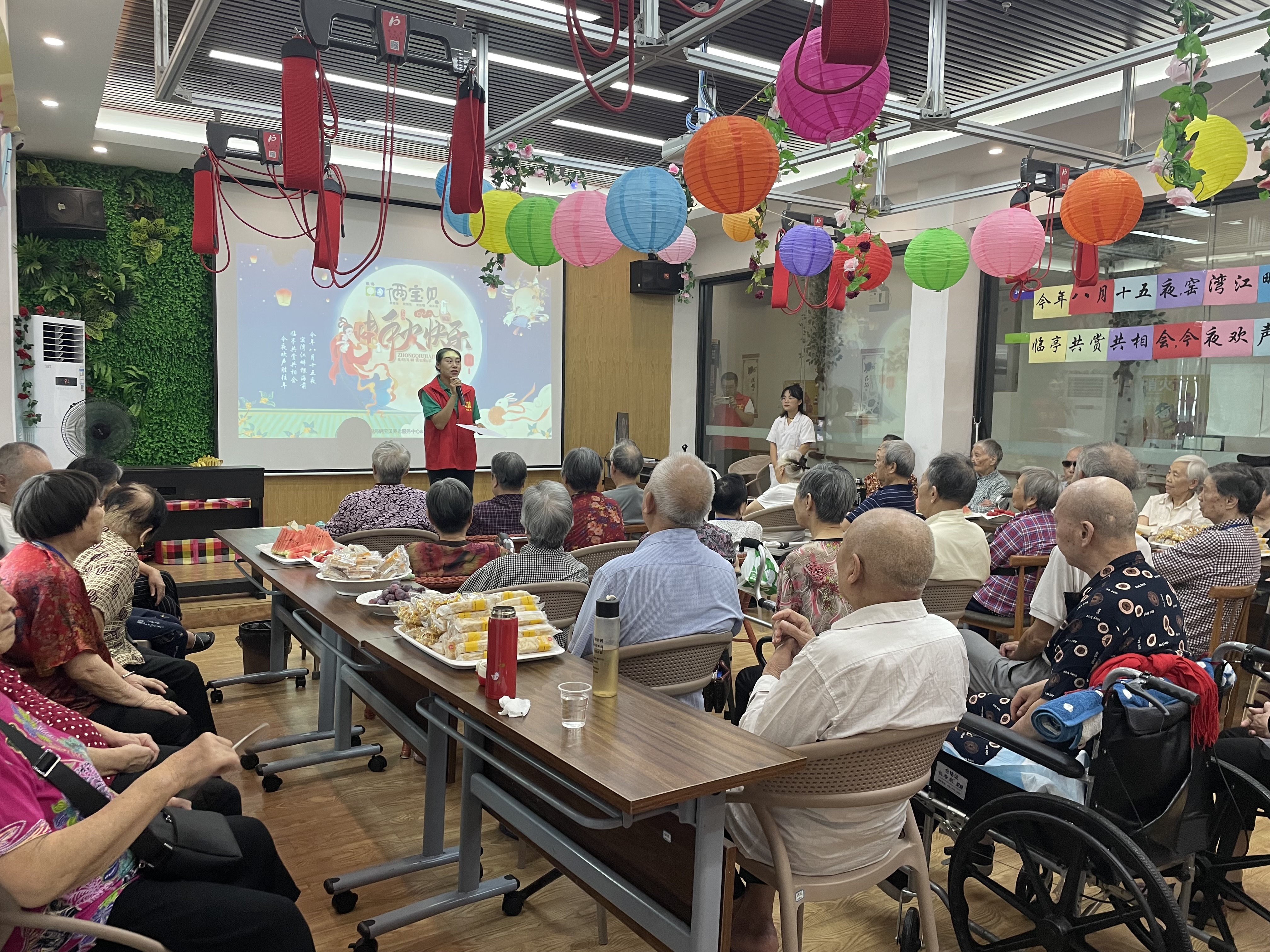 猜燈謎、嘗月餅、品思念