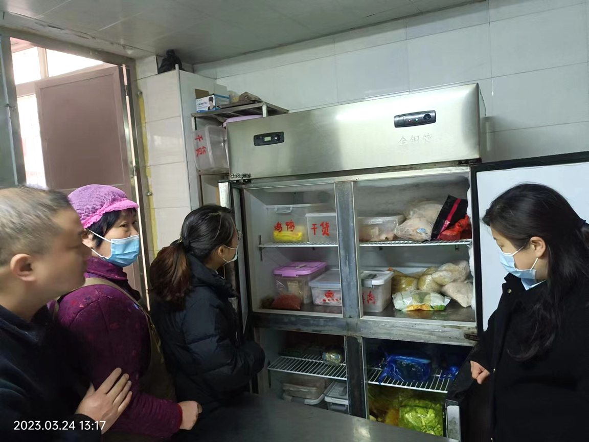 檢查護理記錄和廚房冰箱衛(wèi)生