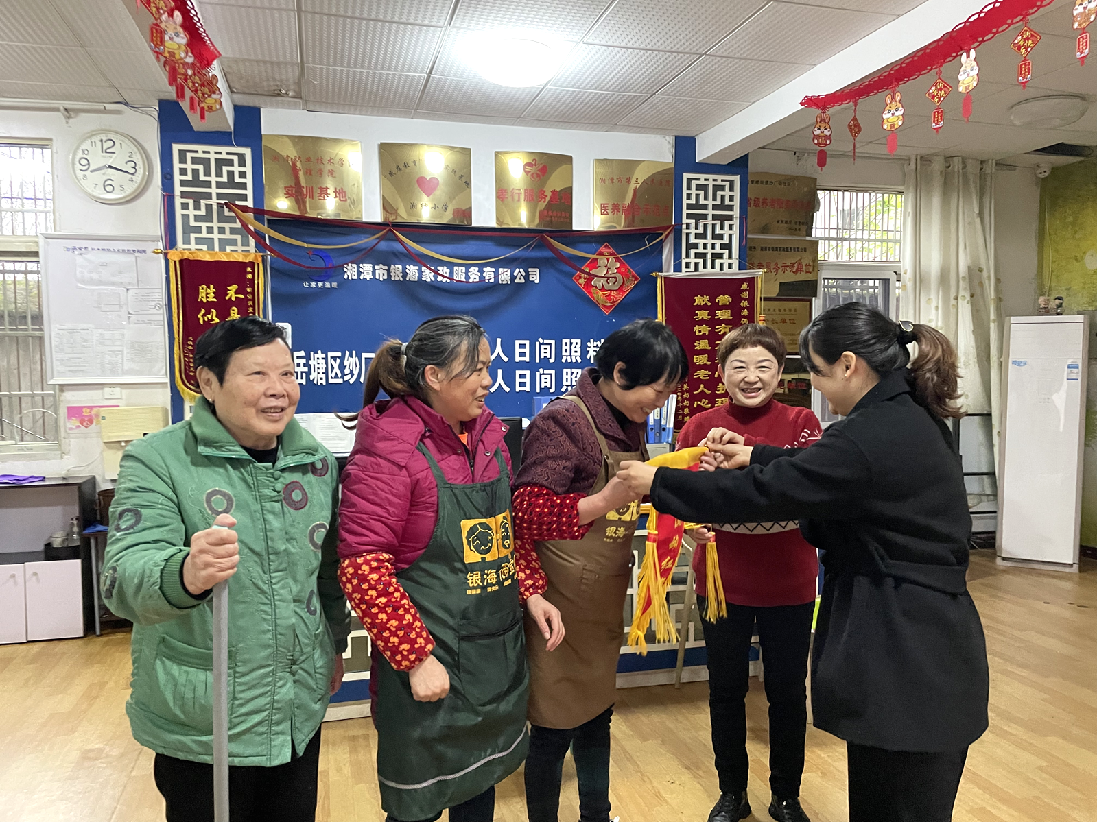 周書記頒發(fā)“流動紅旗”