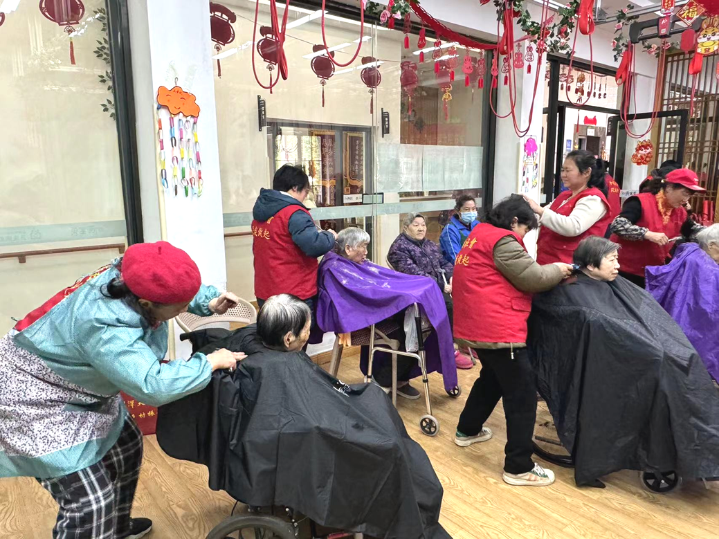 志愿者們?yōu)殚L者剪發(fā)、洗腳修指甲、按摩等