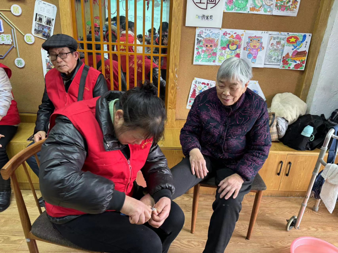志愿者們?yōu)殚L者剪發(fā)、洗腳修指甲、按摩等