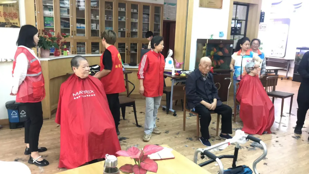 鄧葉平為爺爺奶奶理發(fā)剃須、剪指甲